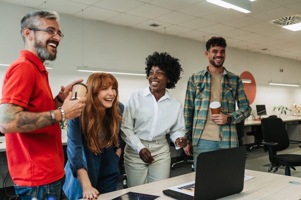 Intrapreneurship: El fomento de la mentalidad emprendedora dentro de las empresas - positive atmosphere at the office at corporate com 2024 01 31 14 52 07 utc 1 1024x681