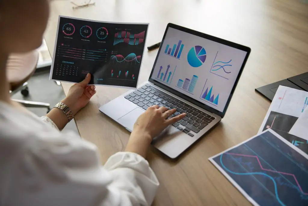 Data Analytics: La Clave para Medir Resultados y Tomar Decisiones Eficientes Data Analytics: La Clave para Medir Resultados y Tomar Decisiones Eficientes - oficinistas que usan graficos de finanzas 1024x683